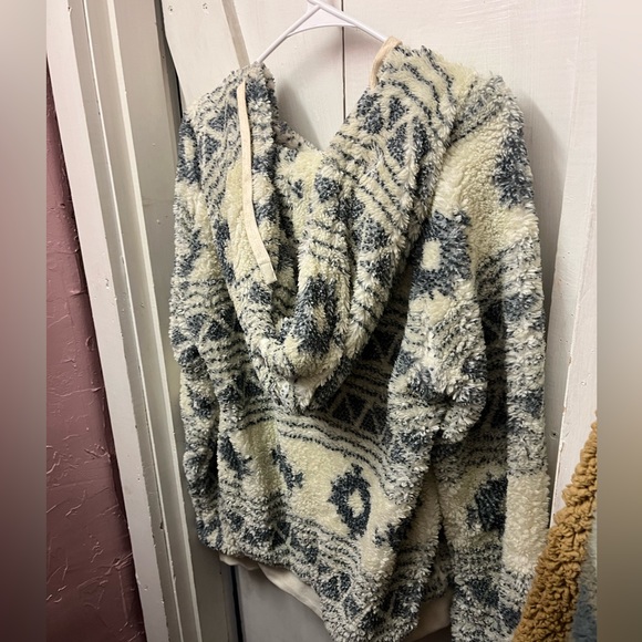 Fuzzy sweater - Picture 2 of 3